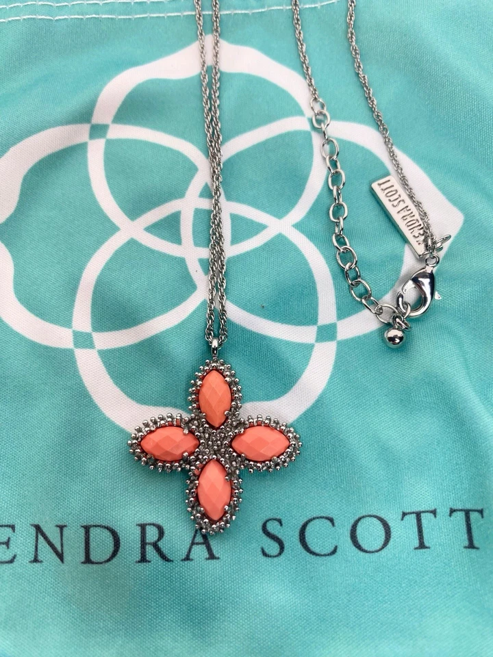 Collar Kendra Scott vintage tono plata piedras coralinas Foto 3 de 4