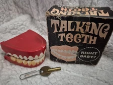 vintage 1970 Fishlove & Co. "Talking Teeth" toy w/ key and box - works