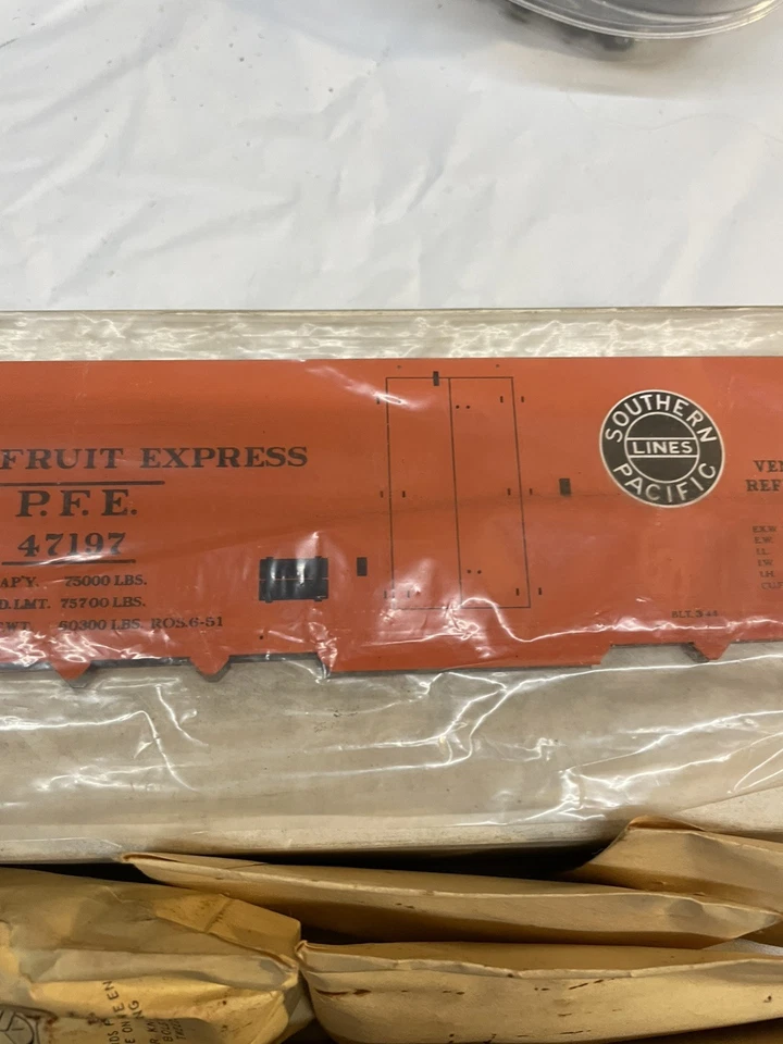 Athearn O Gauge #101-995 UNION PACIFIC SOUTHERN PACIFIC Reefer Kit - Image 3 of 4