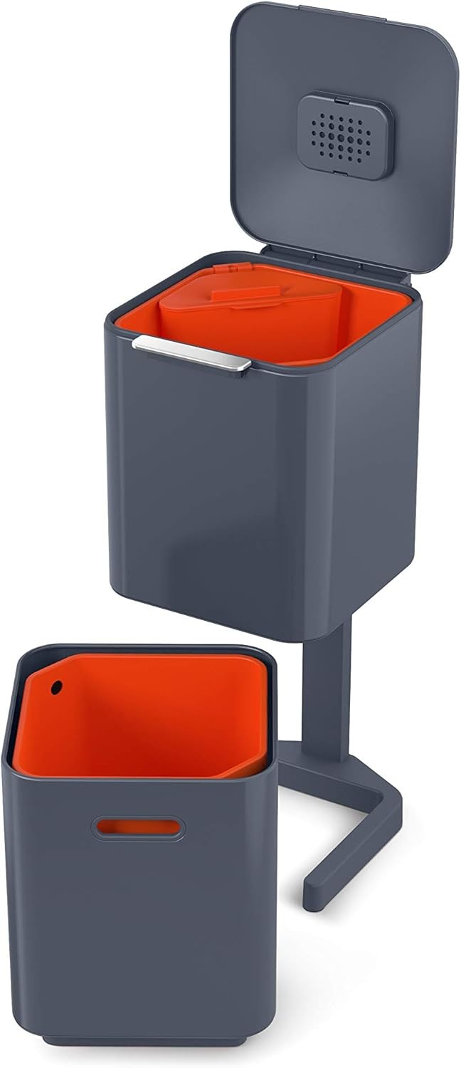 Poubelle Totem 40 L Joseph Joseph design graphite pour cuisine ouverte
