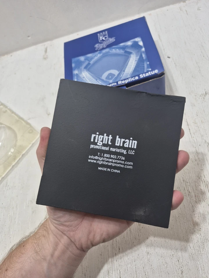 Kansas City Royals KAUFFMAN STADIUM RÉPLICA ESTATUA Cerebro Derecho SGA Caja Promocional Foto 3 de 4