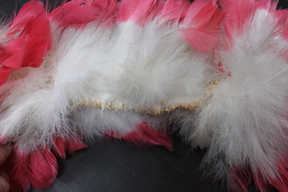 Boa de plumas, supuestamente usada por Rita Hayworth en pantalla Foto 2 de 3