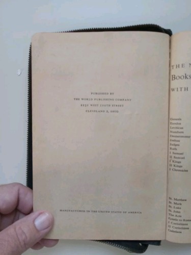 VINTAGE USED 1960's HOLY BIBLE SEE PHOTOS - Picture 12 of 24