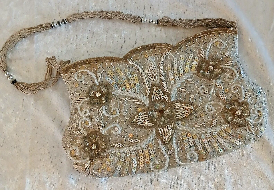 Cartera de boda antigua hecha a mano con cuentas, diamantes de imitación, lentejuelas con correa de cuentas Foto 2 de 4