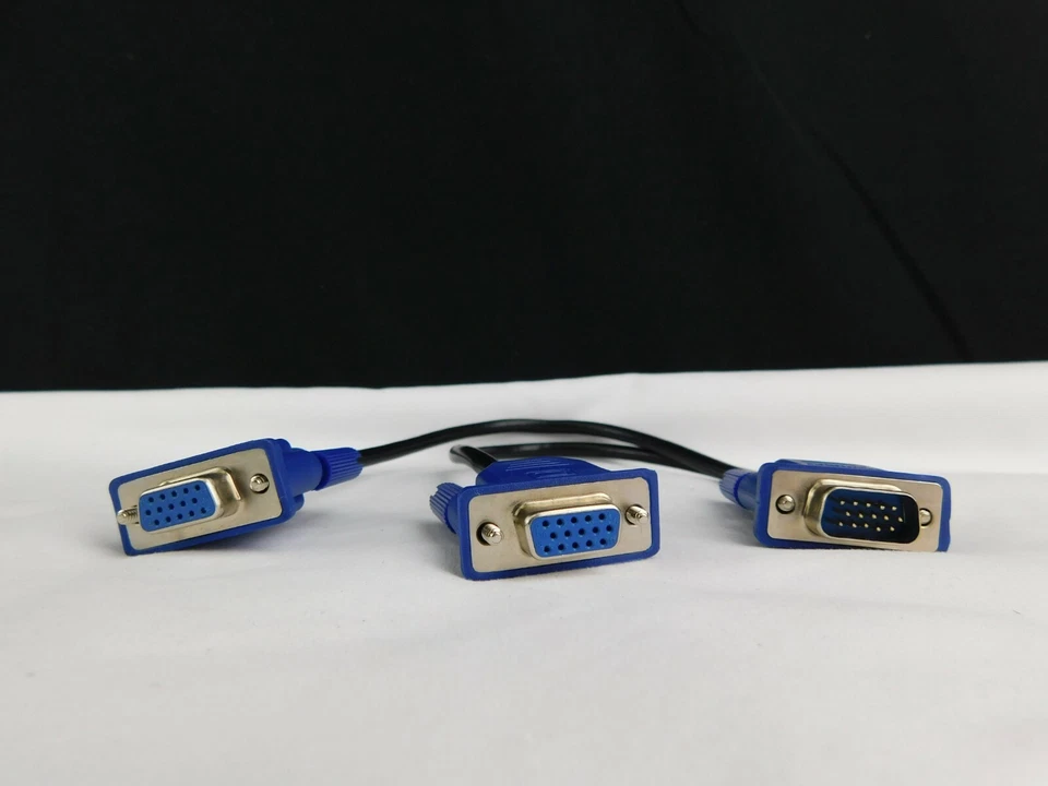 Cable Matters 12 Inch VGA Splitter Cable Male to 2 Female - Image 3 of 3