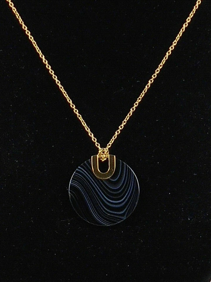 Collar Colgante Michael Kors CITYSCAPE DISC Tono Dorado Ágata Negra MKJ4620 $145 Foto 2 de 2