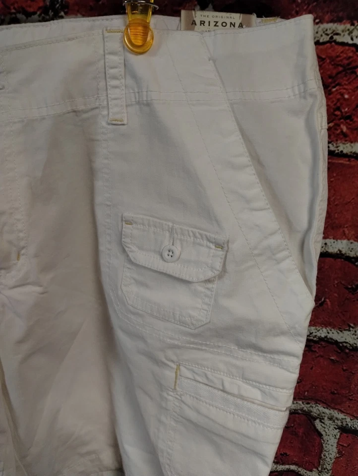 ¡Nuevo! Pantalones cortos cargo Arizona Bermuda para mujer talla 19 tiro bajo blanco brillante Foto 2 de 4
