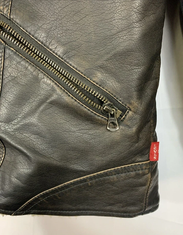 Jaqueta Levis de couro sintético motociclista com capuz forrada de lã feminina G marrom - Imagem 2 de 4