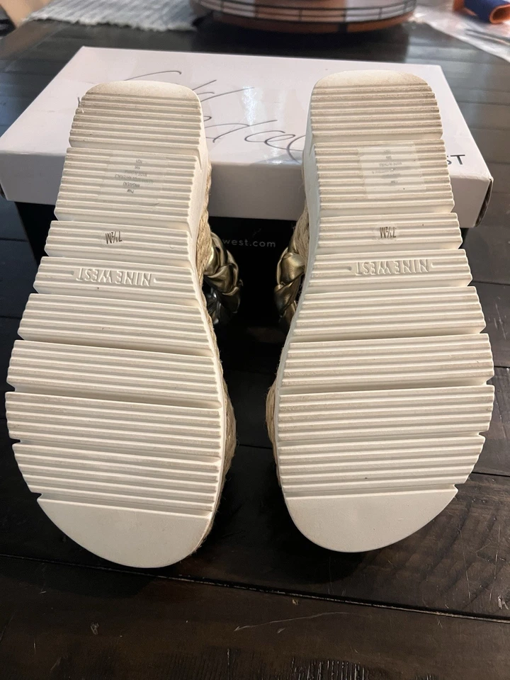 Sandálias Pre Loved Woman's Nine West Saven 3 douradas tamanho 7,5 - Imagem 4 de 4