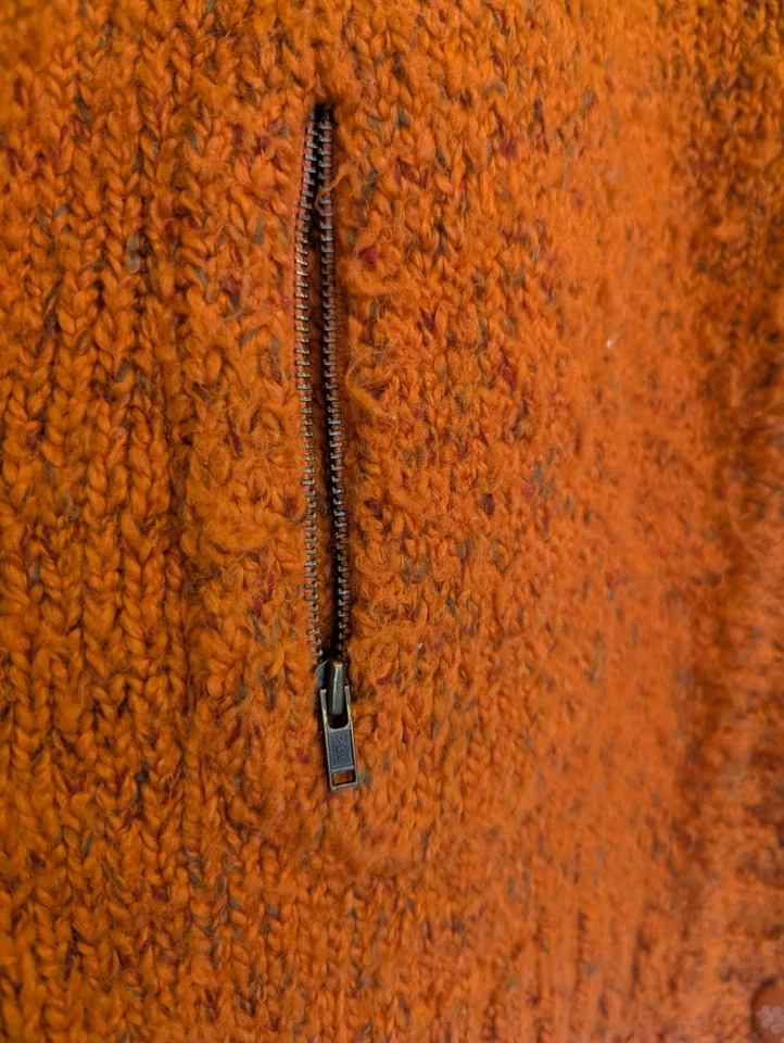 I.E. Suéter cárdigan naranja relajado. Talla 2X. Mezcla de lana acrílica. Botón delantero Foto 3 de 4