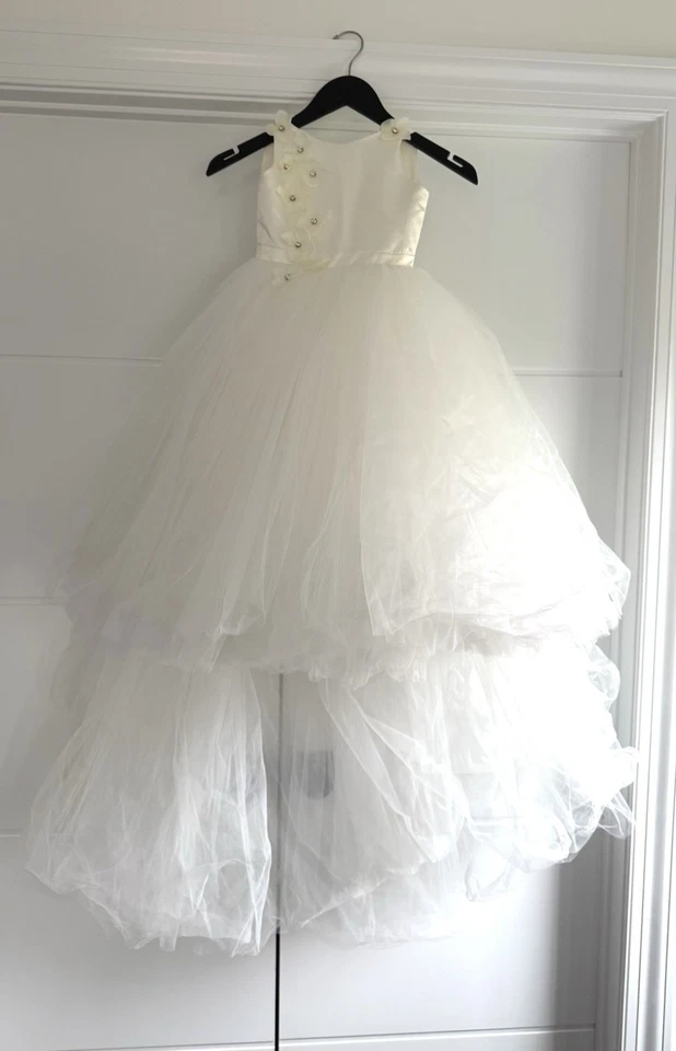 ITTY BITTY TOES Elegante Vestido de Niña Flor de Tul Satinado con Detalles de Perla Foto 3 de 4