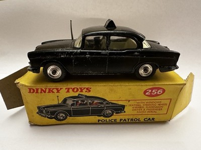 Dinky No 256 Humber Hawk Polizeiauto mit Figuren verpackt