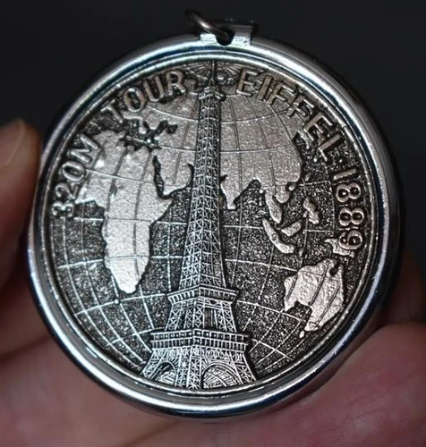 CIRCA 1989 WORLD TOUR SOUVENIR 320M TOWER EIFFEL ROUND COIN MOTIF PENDANT