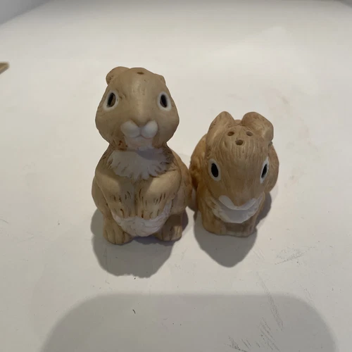 VNT Adorable ceramic bunny rabbit salt and pepper shakers Easter great condition