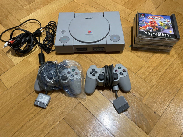 Sony playstation 1 consola, gris, sin la caja, como nueva, 2 mandos y 5 juegos