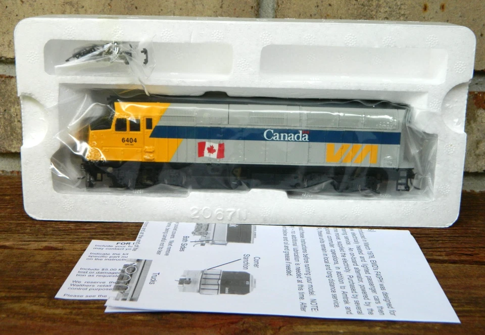 Walthers Trainline HO Scale VIA Rail Canada F40PH Locomotive #931-338 - Image 3 of 4