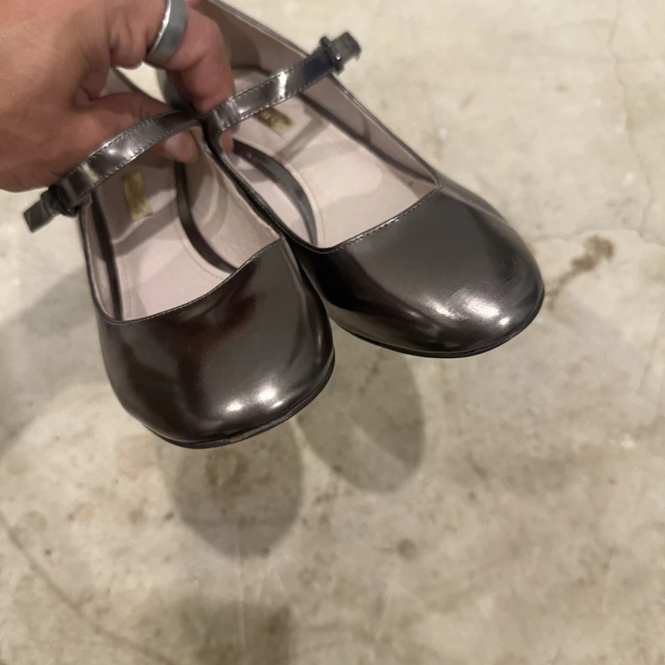 Zapatos de salón Louise Et Cie para mujer 6 M gruesos de tacón redondo plateados metálicos Foto 4 de 4