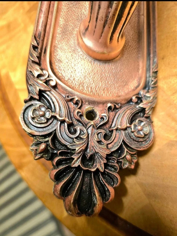 Tirador de puerta victoriano de principios de 1900 manija de pulgar placa de bronce superposición de cobre. 18" Foto 3 de 3