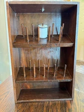 VINTAGE RUSTIC WOODEN HANGING SPOOL HOLDER HOLDS 19 SPOOLS