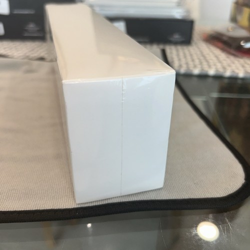 Apple Watch Series 5 40 mm Boîtier Gris avec Bracelet Silicone Noir (MWV82LL/A) - Photo 5 sur 5