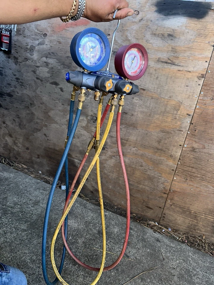 Colector de 4 válvulas Yellow Jacket 46010 Brute II con mangueras para carga de prueba Foto 3 de 4