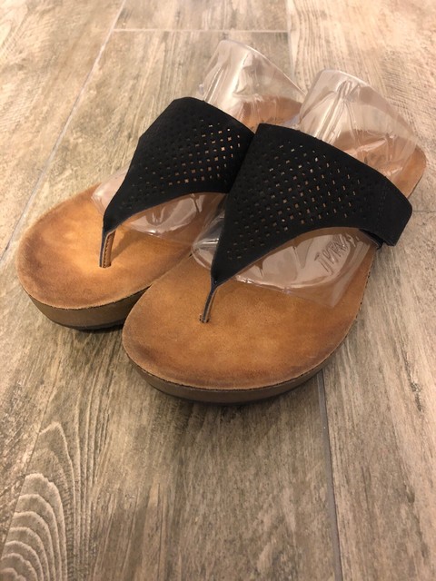 clarks black leather flip flops