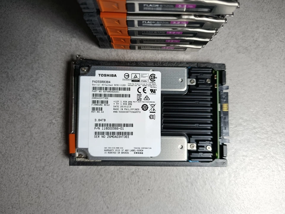 005052377 EMC FLASH SSD 3.2TB SAS 6/12G 2.5" SFF for Unity 300 400 500 600 65282 - Immagine 3 di 4