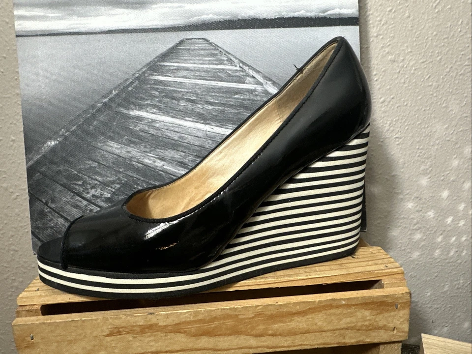 Cuñas de plataforma Michael KORS Seaside charol negro a rayas 7,5 M usadas Foto 2 de 4
