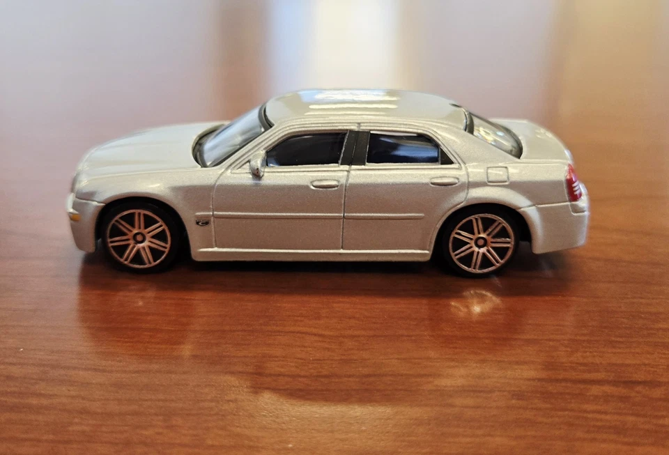 超罕见 Maisto Chrysler 300 1/43 压铸银色 — 第 2/4 张图片