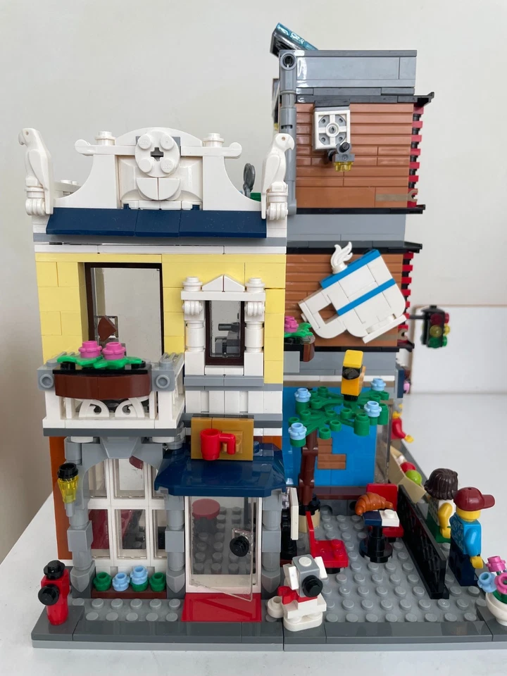 LEGO Creator 31097 Townhouse Pet Shop & Café, photo 2 of 4