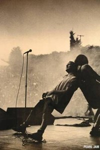 Pearl-Jam-Eddie-Vedder-On-Stage-Leaning-on-a-Bandmate-Poster-24-x-36