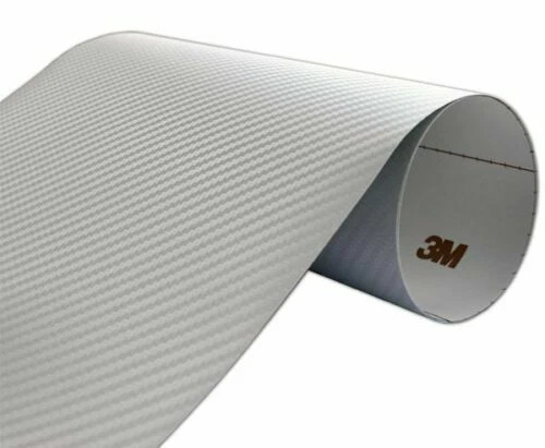 Silberne Carbonfolie zum Auto-Tuning