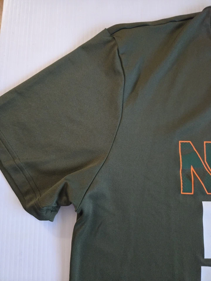 Camiseta Under Armour HeatGear masculina L nunca mais para trás verde oliva caimento solto-EUC - Imagem 4 de 4