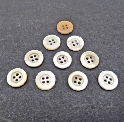 10 cremefarbene 4-Loch Perlmutt Knöpfe 12 mm / Mother-of-Pearl Button Bouton C39