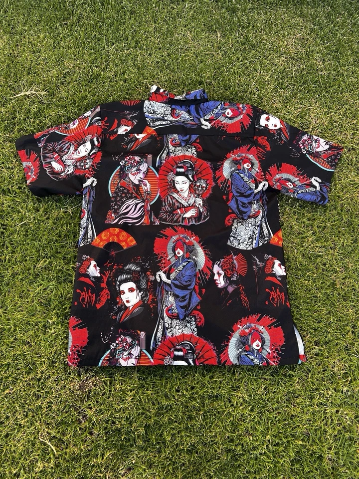 Camisa grande de manga corta con botones con estampado de geisha japonesa negra y roja para hombre Foto 4 de 4