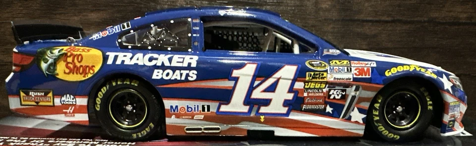 2014 Tony Stewart Mobil 1 Salutes Chevrolet Impala 1/24 Action Nascar Diecast - Imagem 4 de 4