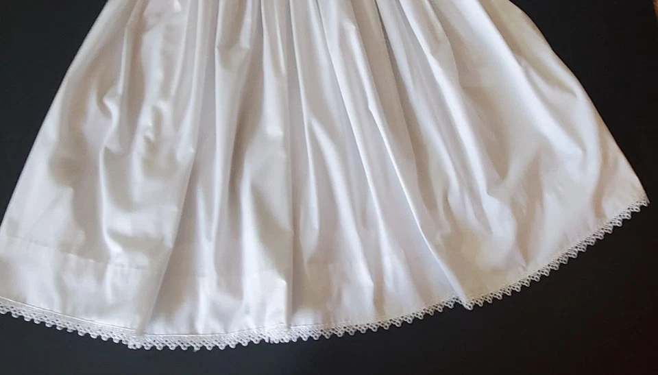 ¿Talla 4/5 de colección?  Vestido blanco hecho a mano con ojales de algodón ribete de encaje en brazos/fondo Foto 3 de 4