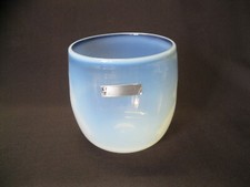 Eisch Bay. Wald Glas Milchglas Vase hellblau schimmernd Mundgeblasen mit Abriss