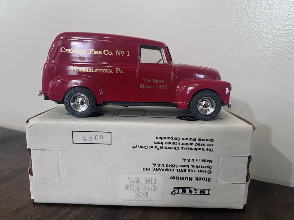 ERTL 1950 Panel Truck Bank #9081 Banco de monedas bloqueable 1:25 Hummlestown PA Fire Co Foto 2 de 4