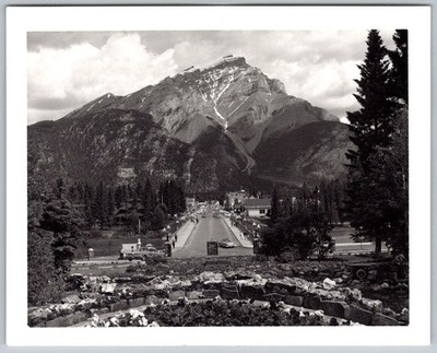 Vtg B&W Snapshot Group Scenic Banff Town View Cascade Mountain Gardens 1950s