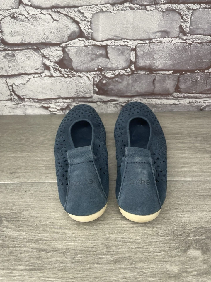 Zapatos planos de ballet perforados de cuero nobuck de gamuza azul ARCHE para mujer 37EU/6,5 M EE. UU. Foto 4 de 4