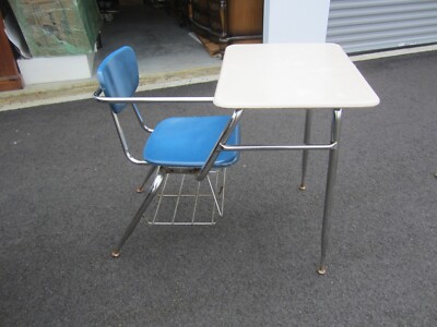 値下げ！ヴァルコ　Student desk Amazon.com: Virco 785 School Desk (2 Desks) for Students in