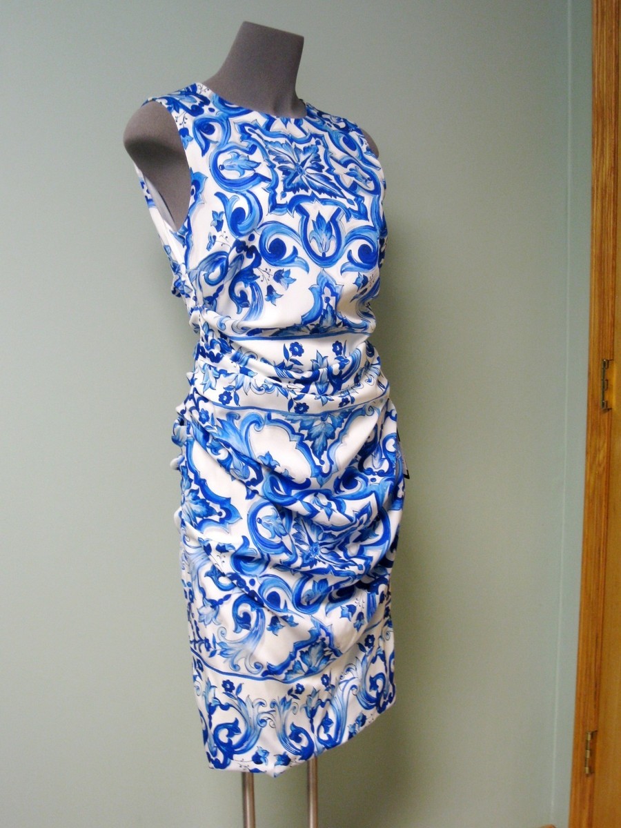 【関税&送料込み】Dolce & Gabbana Beachwears Dolce & Gabbana AUTH Blue Maiolica Tile Print Ruched