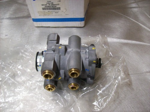 IH International / Bendix Genuine Valve 2506079C91 - Picture 3 of 3