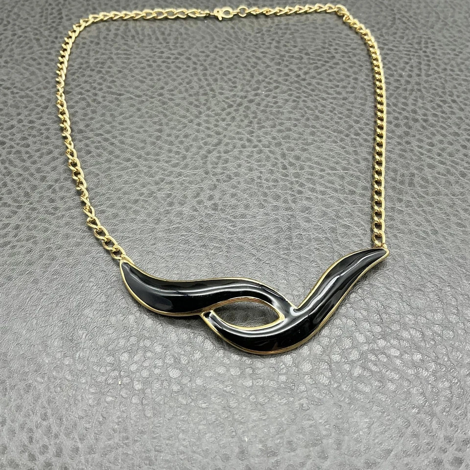 Collar Monet llamativo esmalte negro asimétrico chapado en oro 18 pulgadas Foto 3 de 4