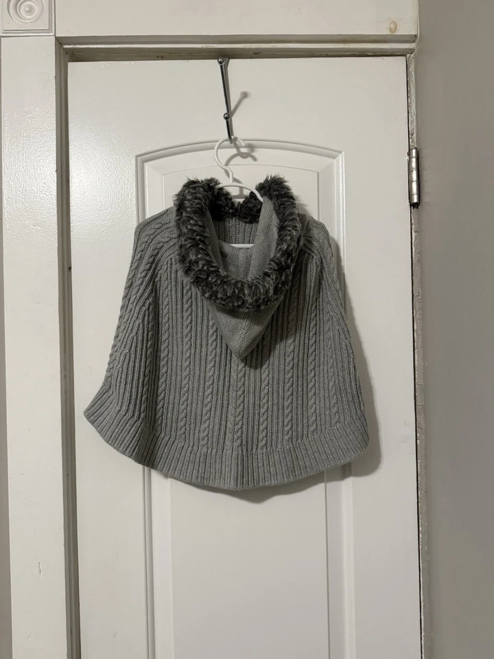 Suéter poncho suéter gris con capucha forrada de piel talla 5 Gap para niñas Foto 2 de 4
