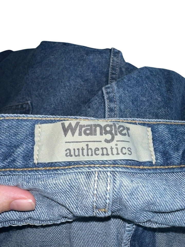 Pantalones de mezclilla Wrangler auténticos para hombre calce relajado grandes y altos 56x30 lavado medio Foto 3 de 4