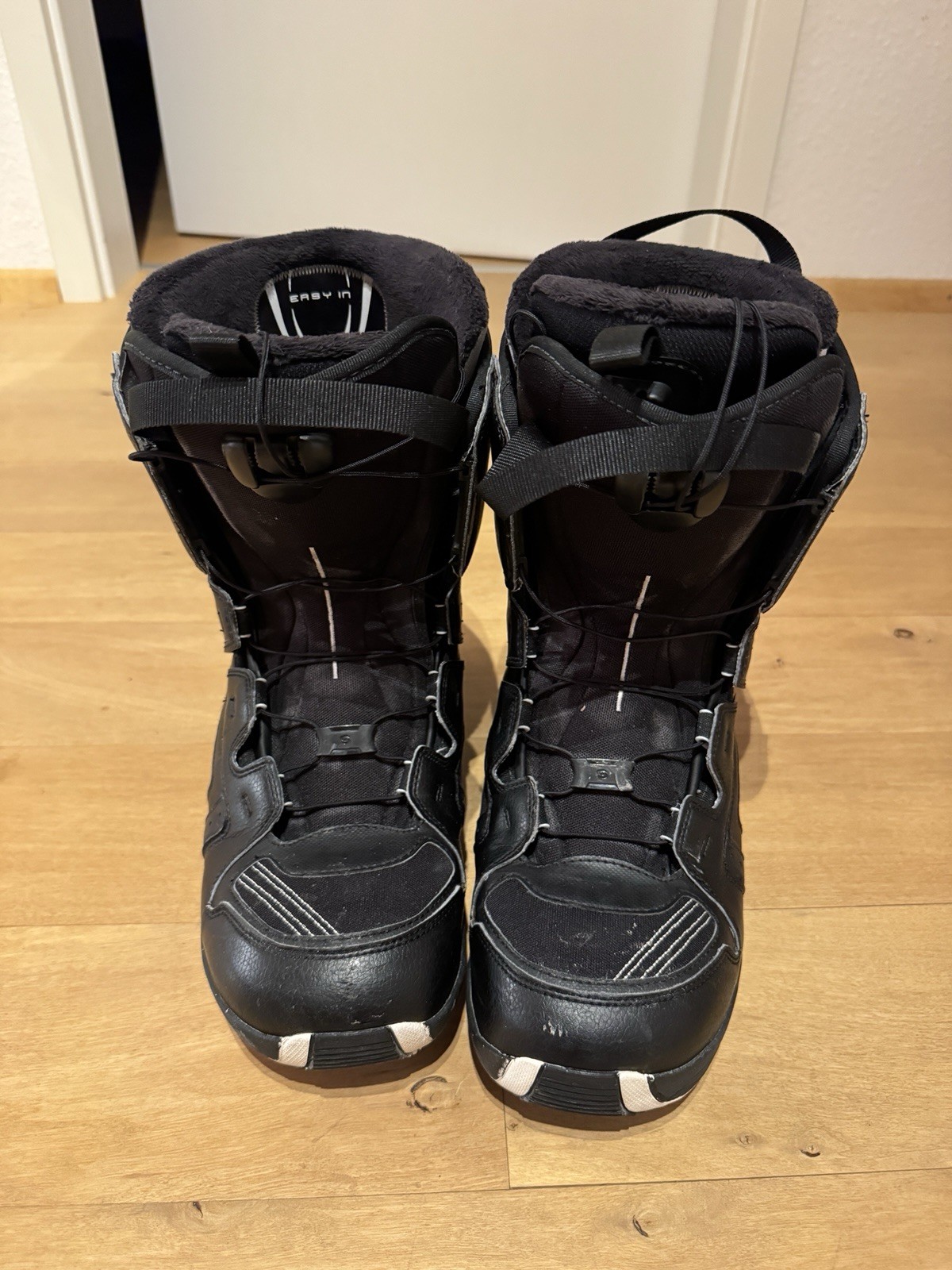 Salomon Snowboardboots mit Schnürsystem, Größe 44, Schwarz