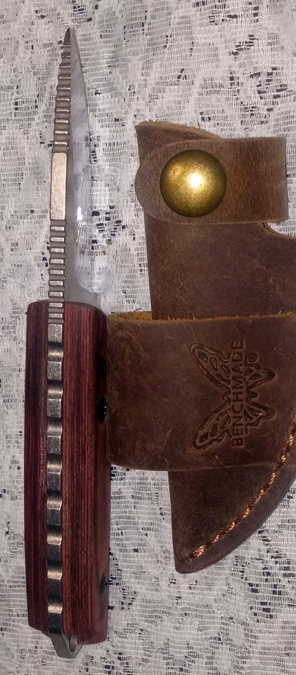 Empuñaduras de madera y funda de cuero para cazador de cañones ocultos hechos en banco Foto 4 de 4