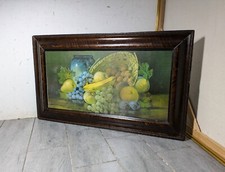 Antigua impresión de arte victoriano de frutas en marco de madera a rayas de tigre en mal estado rústico
